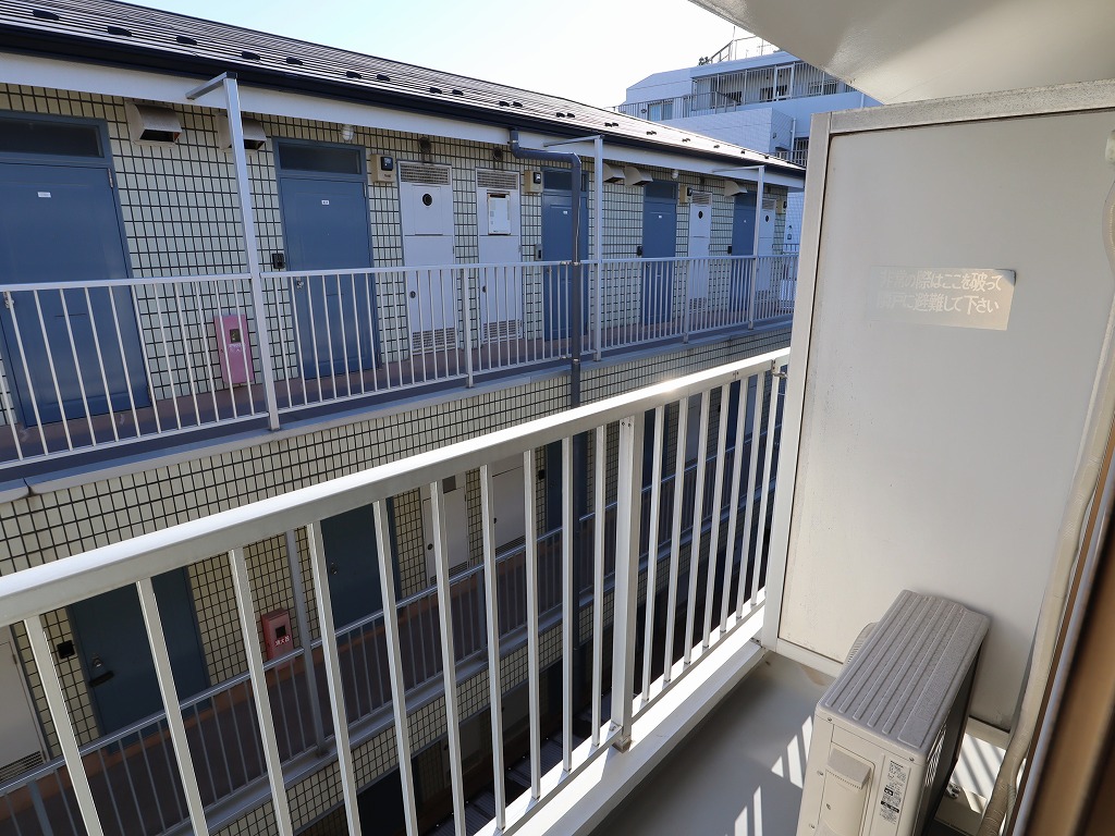 バルコニー　前面は６号棟３Ｆ建　東向き　５３５号室、室内物干し付き