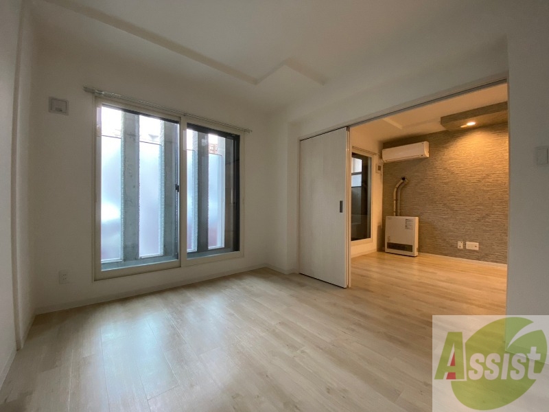 その他部屋・スペース　寝室はこちらです。光が差し込む、温かみのあるお部屋です。