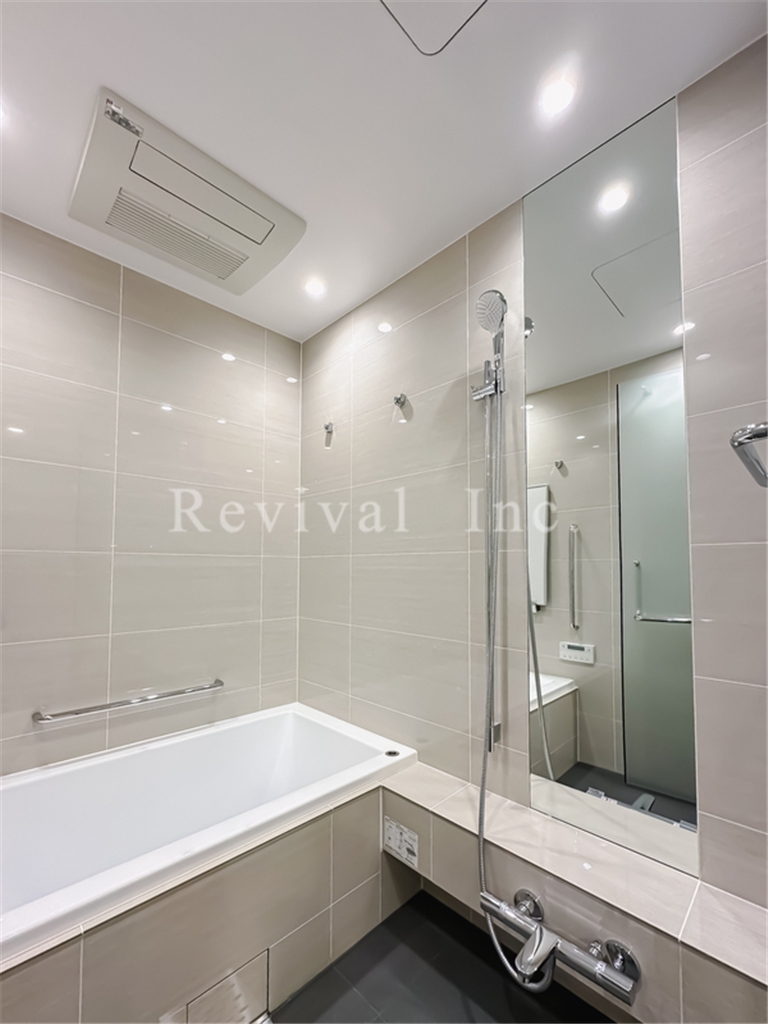 バス・シャワールーム　追い焚き・浴室乾燥完備でございます