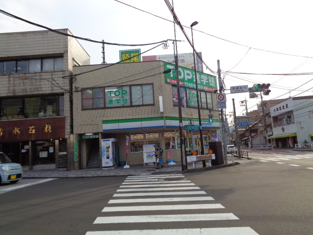 コンビニ　ファミリーマート秀栄高尾駅北口店（コンビニ）まで430m