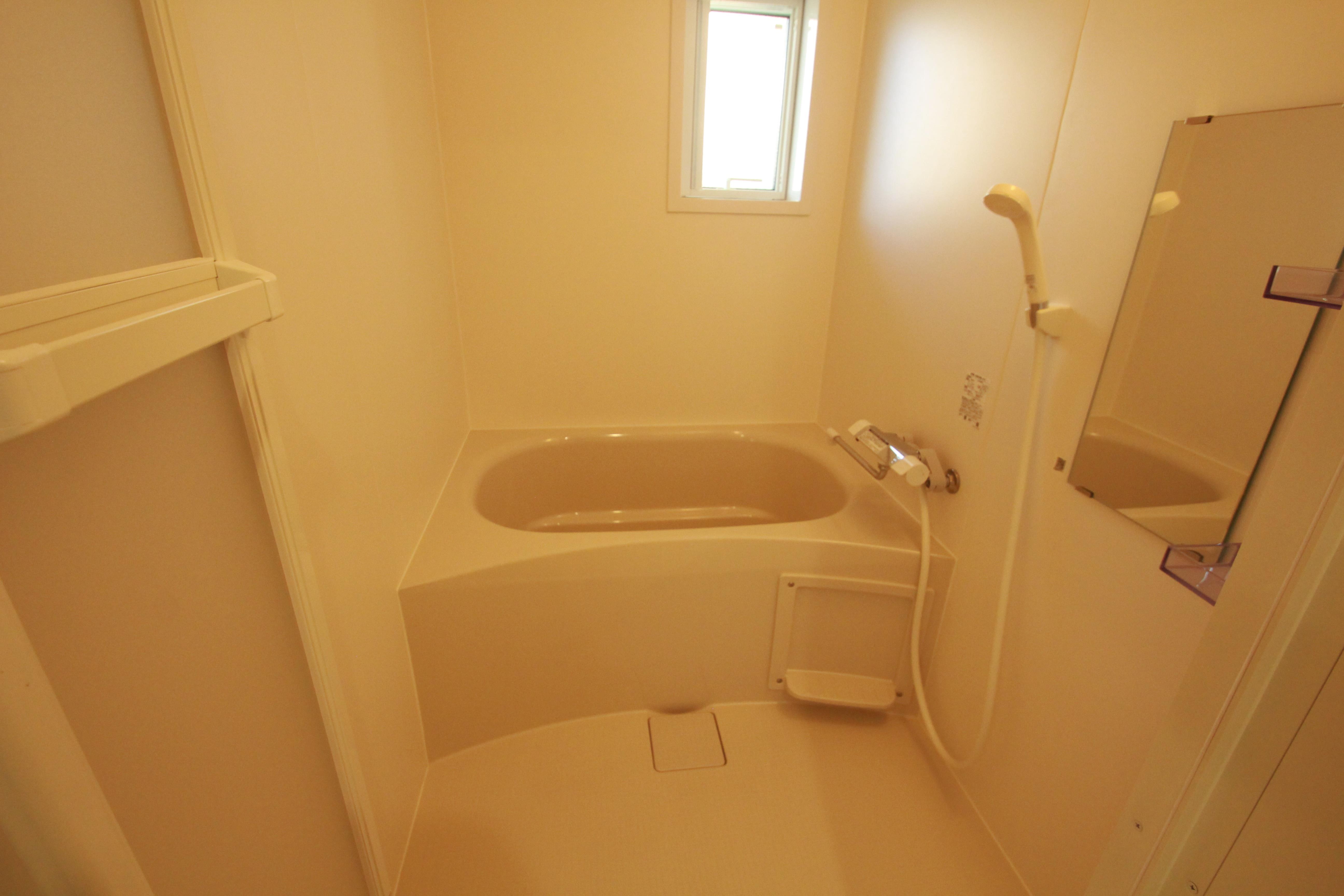 バス・シャワールーム　一日の疲れを癒せる快適な浴室です。