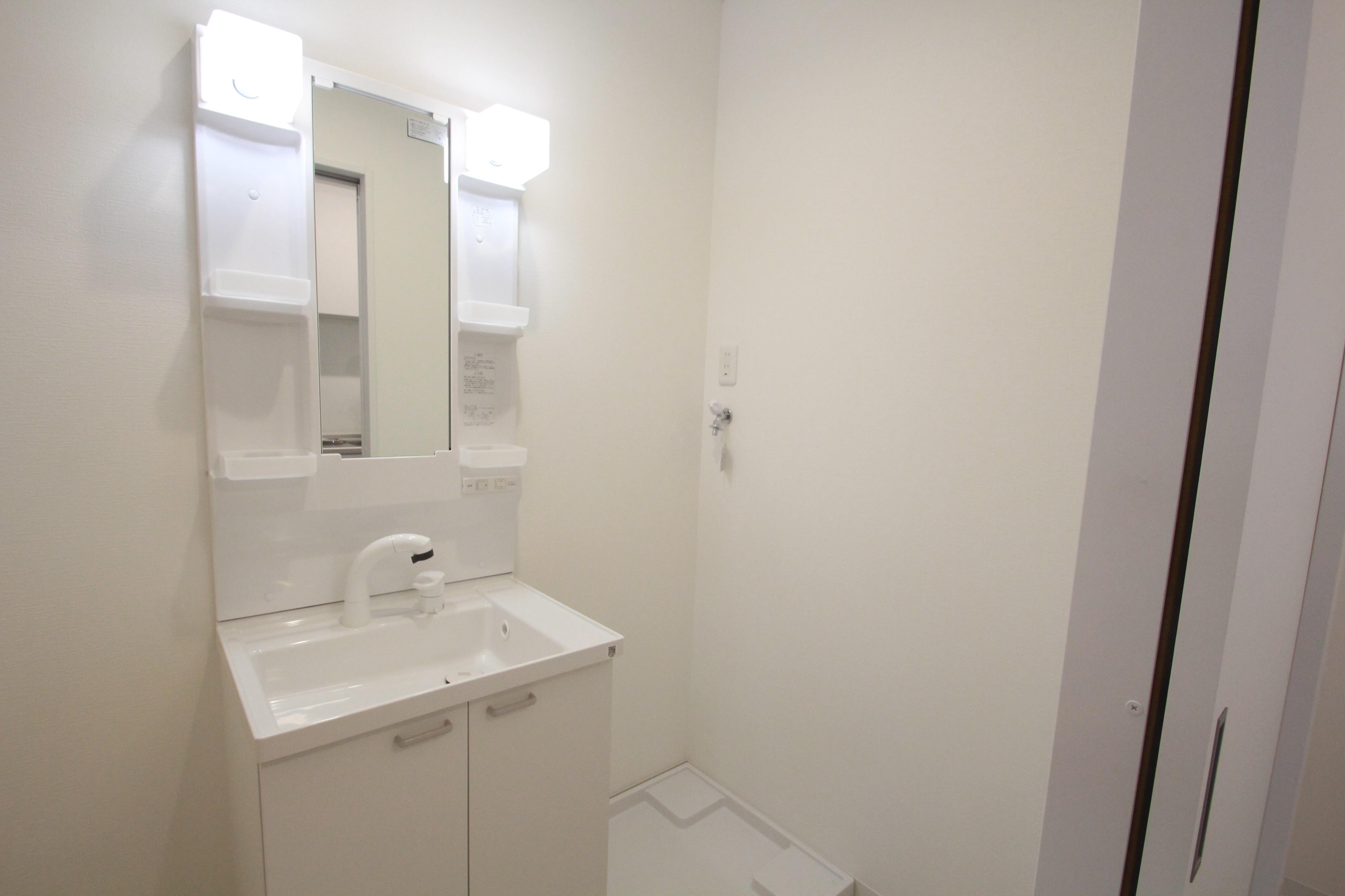 洗面設備　忙しい朝に便利な独立洗面化粧台です。