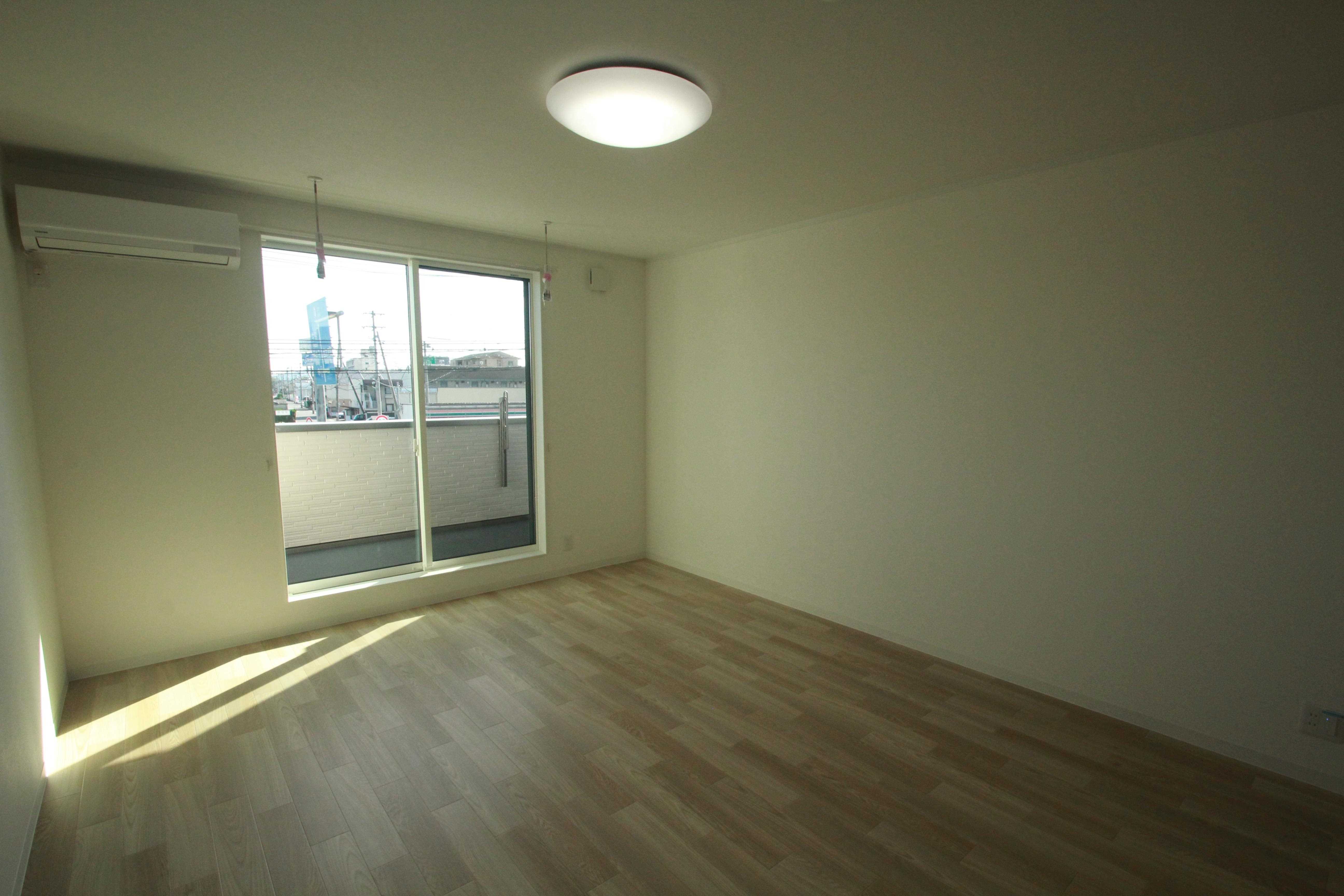 居室・リビング　日当たり良好、快適に過ごせる洋室です。