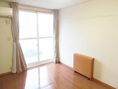 居室・リビング　清潔感のあるお部屋になっております。