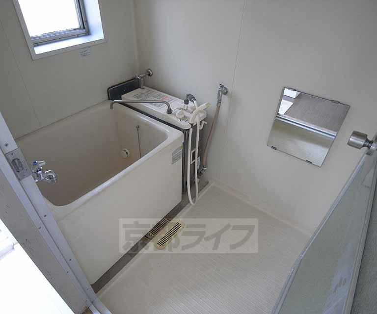 バス・シャワールーム　懐かしいタイプのお風呂です。