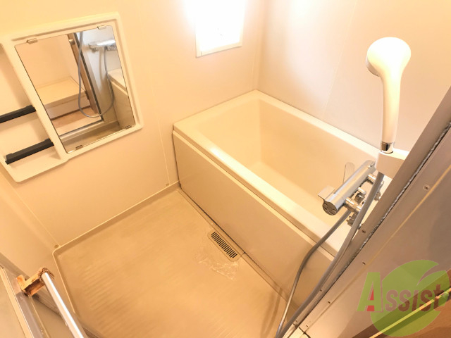 バス・シャワールーム　浴室はゆったりと浸かれるサイズ感になっていますね。