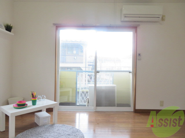 居室・リビング　６．８帖の洋室です。広々として、きれいですね。