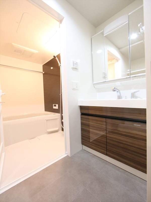 洗面設備　脱衣所　独立洗面台（シャンプードレッサー付）収納スペース有