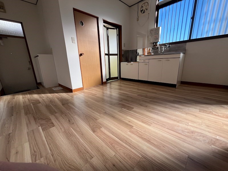 居室・リビング　窓があり、明るいキッチン