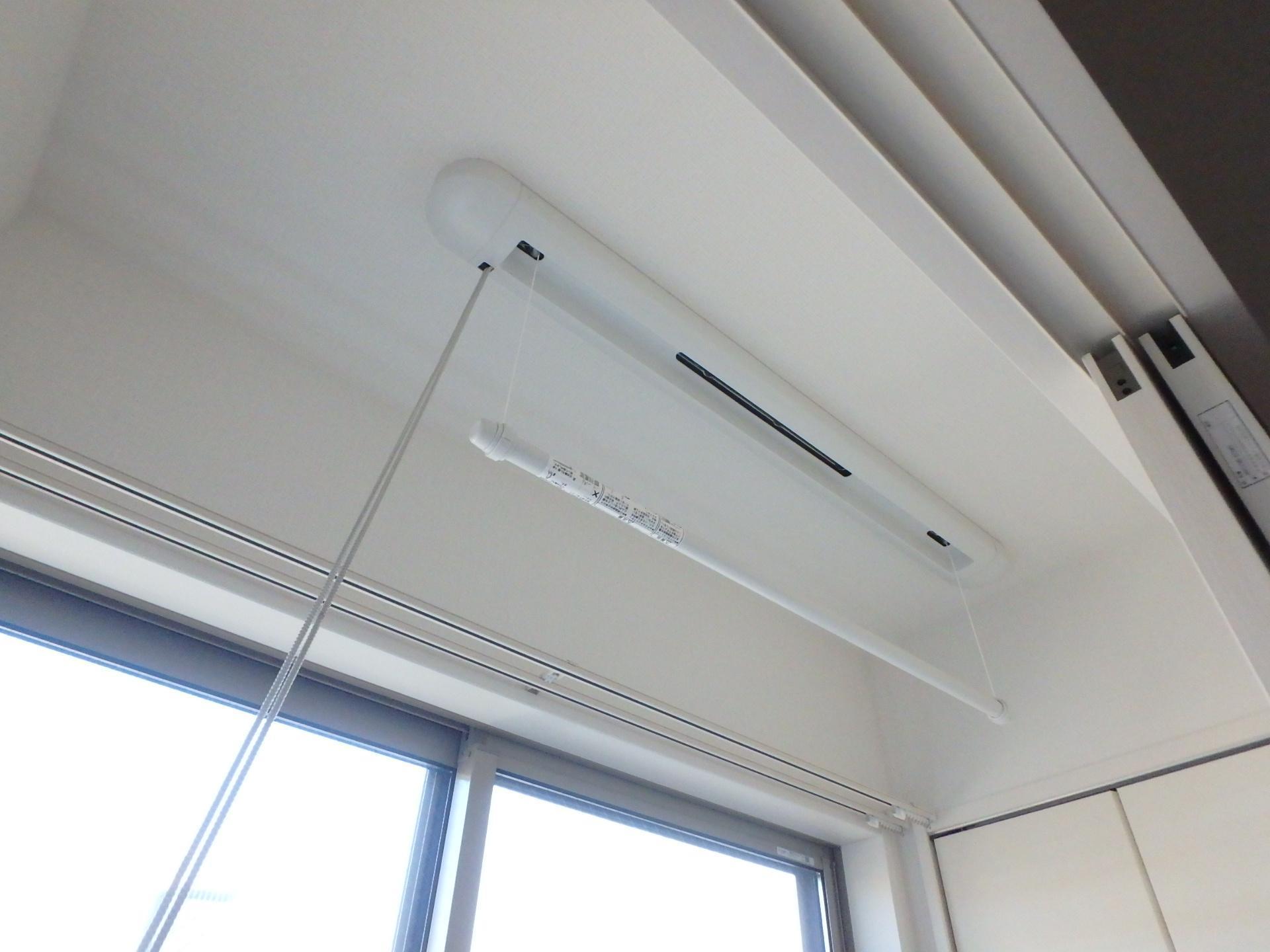 バルコニー　サンルームに室内物干しが付いています