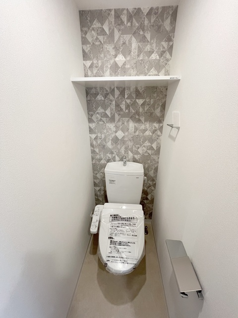 トイレ　人気アイテムの温水洗浄便座。清潔感のあるトイレです。