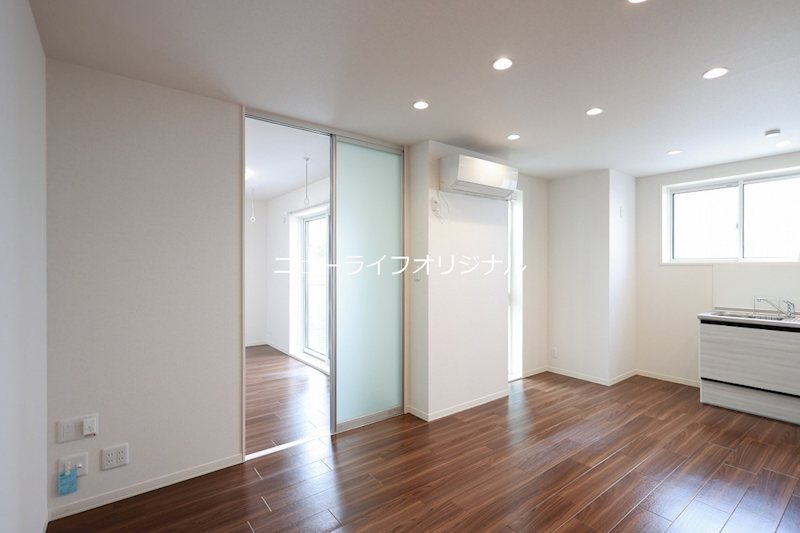 居室・リビング　空間に広がりを感じるダウンライト☆採光部も多く明るいです☆