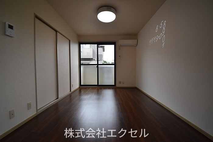 居室・リビング　エアコン完備の明るい室内です。