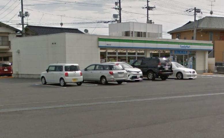 コンビニ　ファミリーマート（コンビニ）まで702m