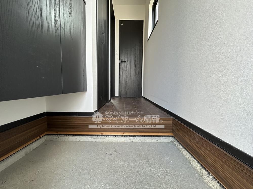 玄関　※内観写真はJ号を引用しており、内装が異なる場合がございます