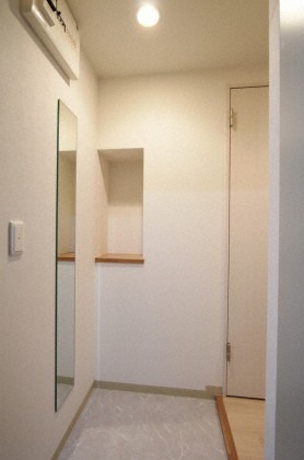 玄関　同物件別室のお部屋です