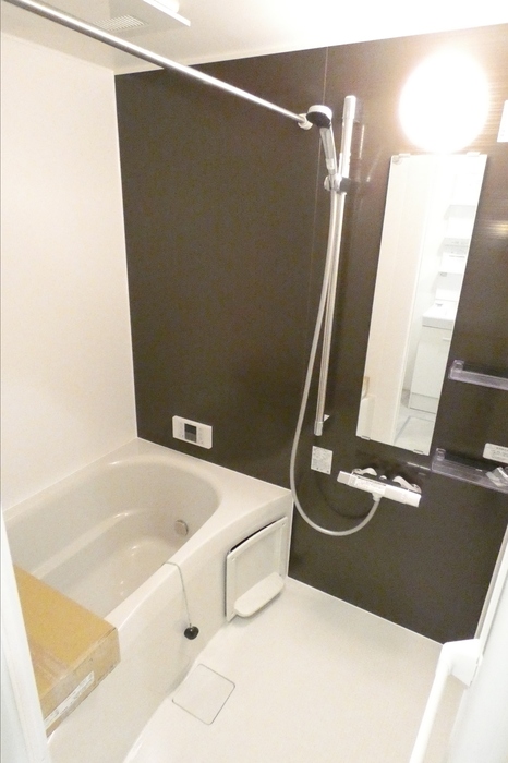 バス・シャワールーム　参考写真：同タイプの別のお部屋の浴室です