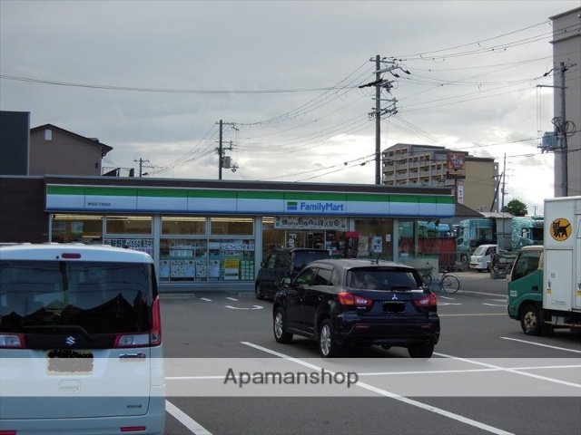 コンビニ　ファミリーマート（コンビニ）まで549m