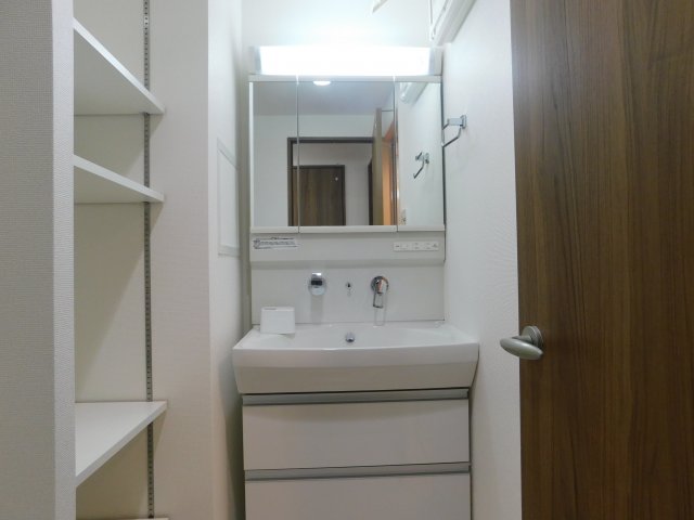 洗面設備　ゆったりとスペースのある洗面所