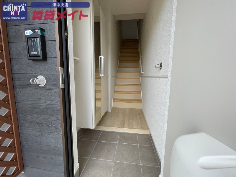 玄関　同型部屋写真です。