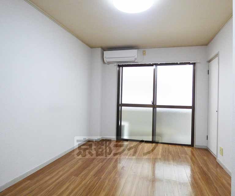 居室・リビング　落ち着いた雰囲気のお部屋です