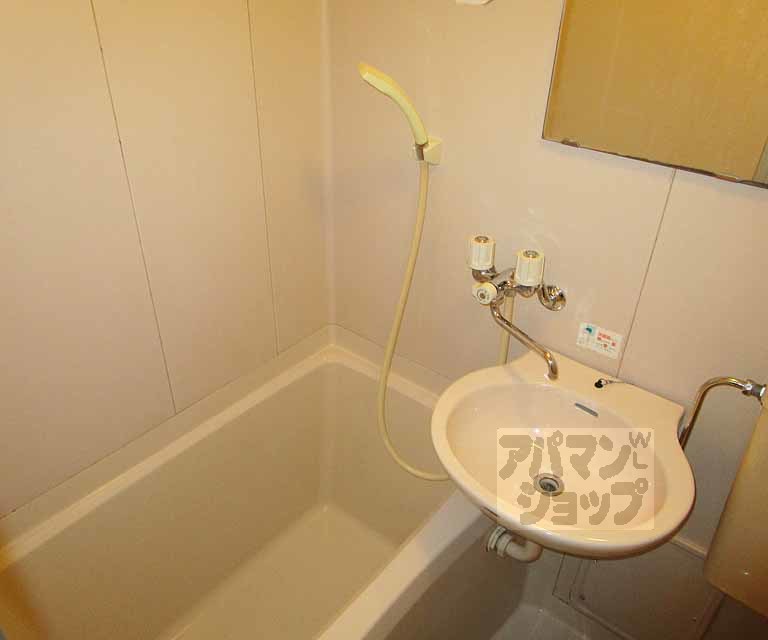 バス・シャワールーム　４０３号室の写真です。