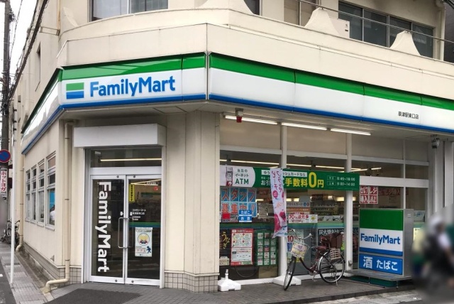 コンビニ　ファミリーマート　草津駅東口店（コンビニ）まで63m