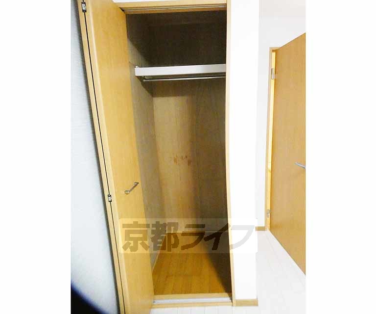 収納　収納スペースです。洋服もかけることができます。