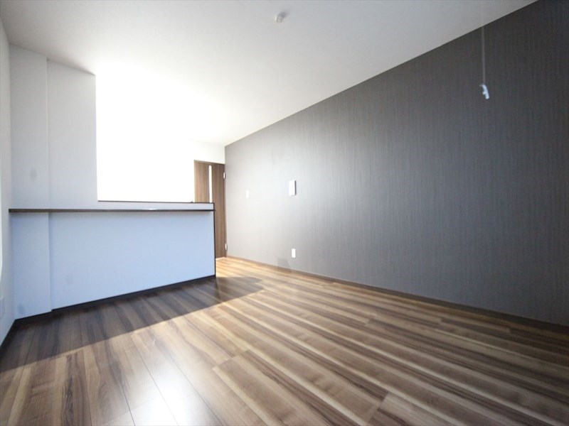 居室・リビング　洋室11帖　2面採光　カウンターキッチン　エアコン完備