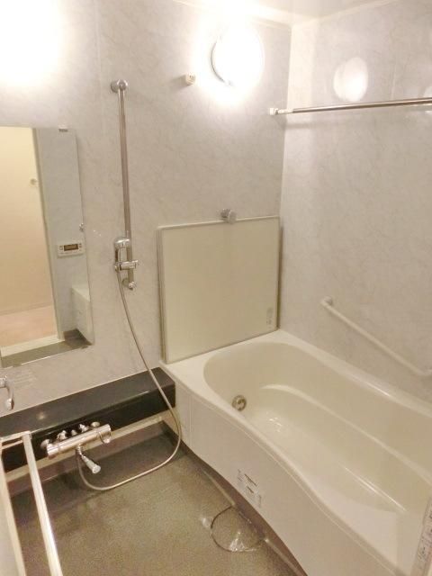 バス・シャワールーム　★追い焚き機能付きです★