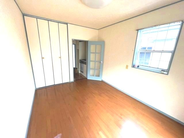 居室・リビング　ブルーの建具がアクセントになってます。