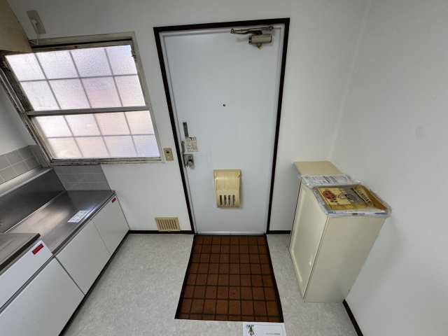 玄関　退去前につき、前回募集時のお写真です。