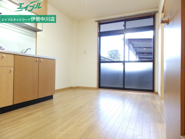 居室・リビング　同型参考写真です。