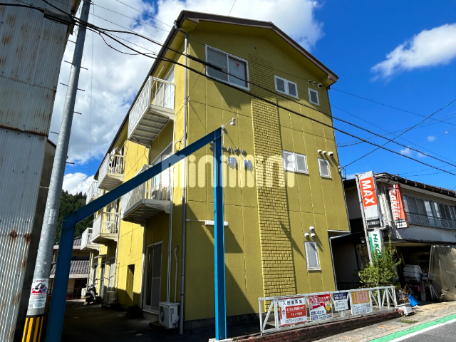 建物外観　明るい外壁の３階建です。