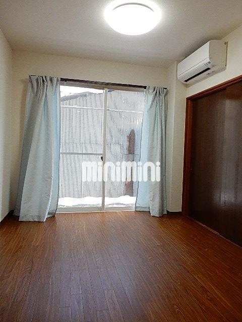 居室・リビング　南向きで暖かい陽が差込みます。