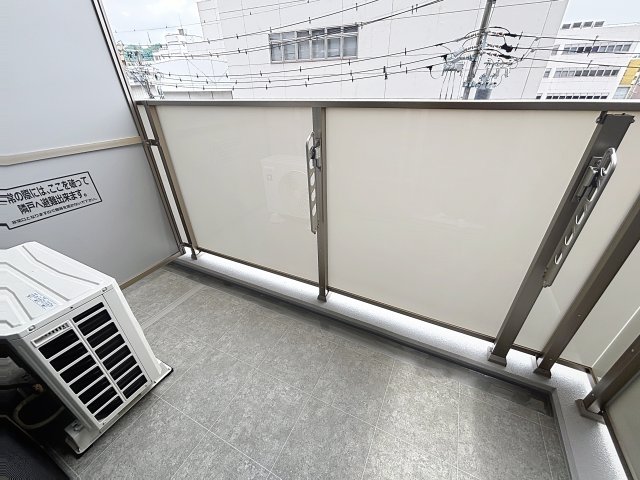 バルコニー　掲載写真は同型の左右反転の部屋を掲載しております。仕様等が異