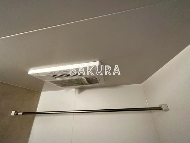 バス・シャワールーム　嬉しい追い焚き・浴室乾燥機付きです♪