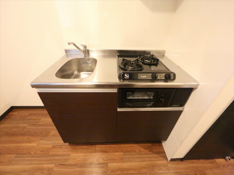 キッチン　システムキッチン（ガス2口コンログリル付）　同物件別号室写真