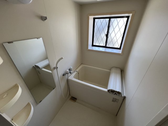 バス・シャワールーム　シンプルなユニットバス☆窓付きで換気も楽々！