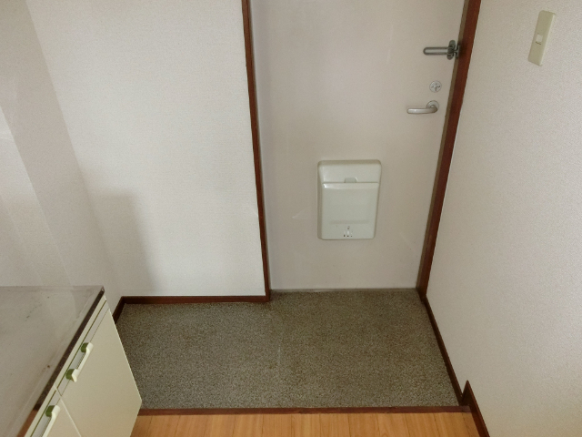 玄関　同型の部屋の写真を使用しております。