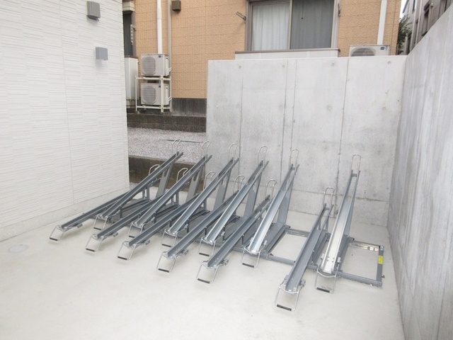 その他　自転車置場　建物の億になります