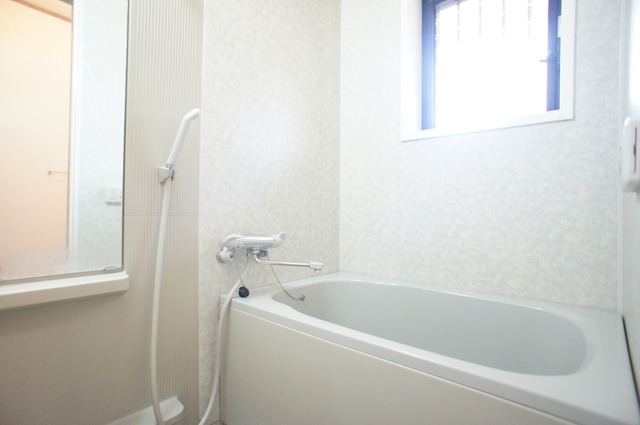 バス・シャワールーム　追い焚き機能付き！生活時間の違う家族には便利です