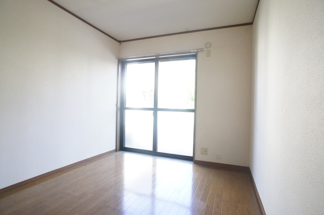 その他　落ち着いた色合いのフローリングが優しい雰囲気の室内です☆