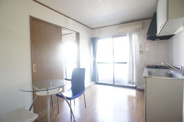 居室・リビング　明るく開放感のあるダイニング！※家具付きではございません。