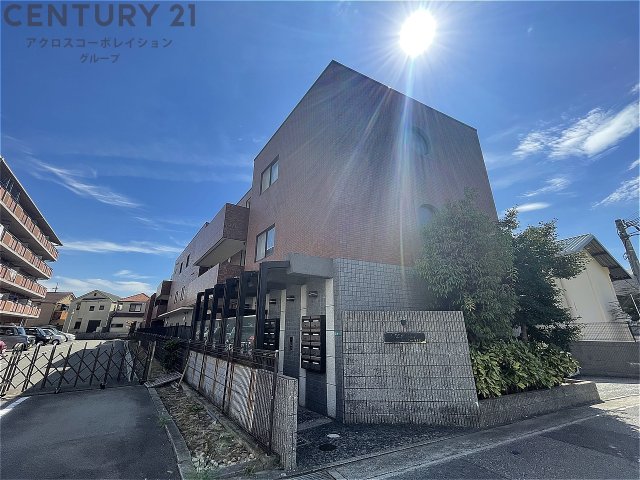 建物外観　オートロックで外部の人間が簡単に出入りできないため安心です。