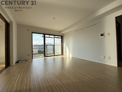 居室・リビング　床色が明るい色合いで、とてもきれいです。