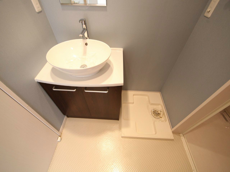 洗面設備　脱衣所　デザイン独立洗面台付　洗濯機ご用意できます