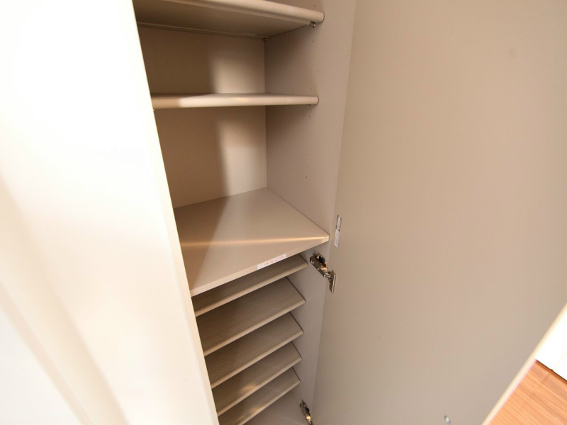 玄関　玄関　シューズボックス付（収納充実してます）