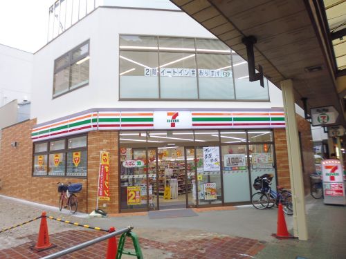 コンビニ　セブンイレブン明石桜町店（コンビニ）まで592m