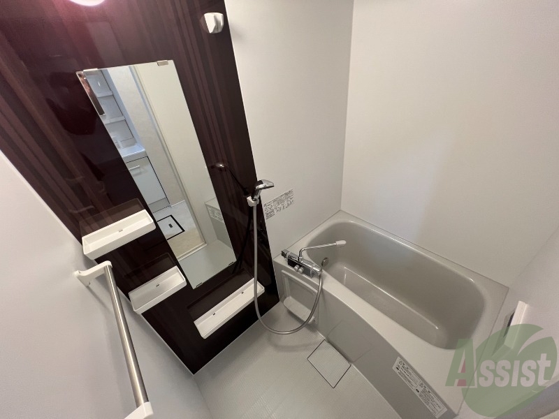 バス・シャワールーム　こちらのお風呂で一日の疲れを癒して下さい。